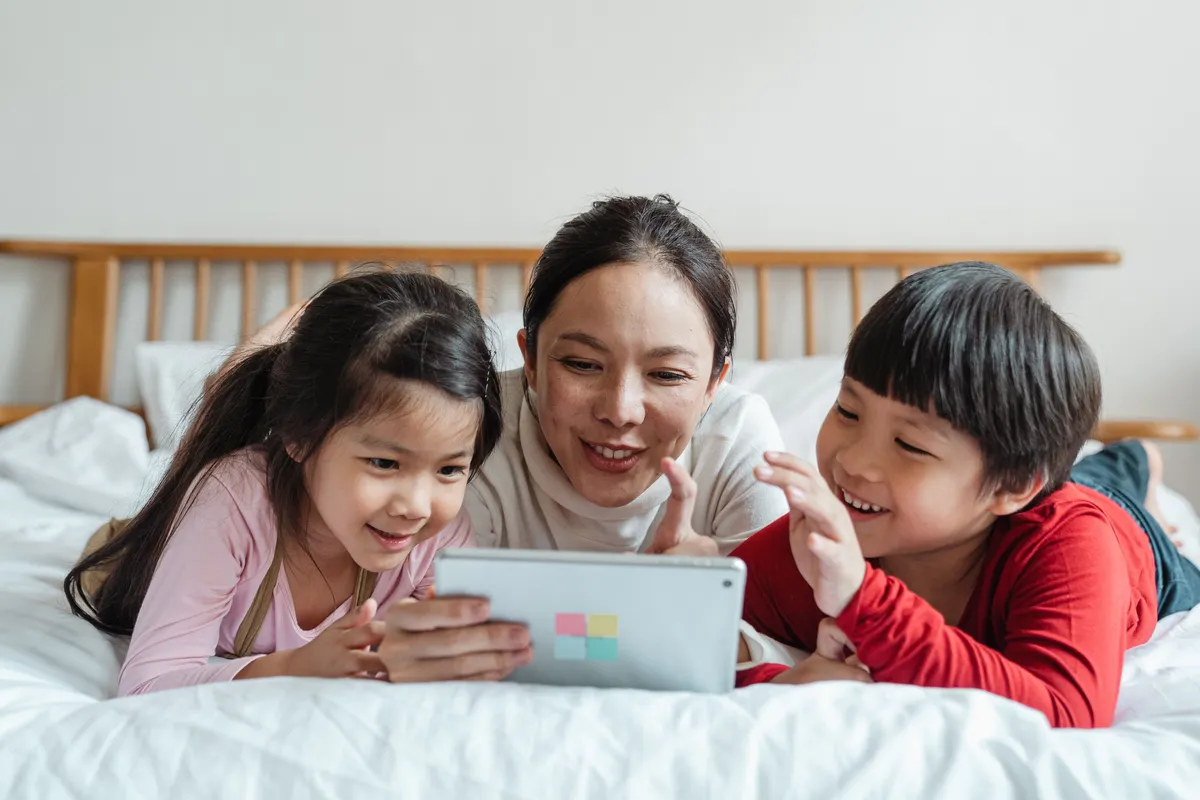 Familia compartiendo y aprendiendo junta