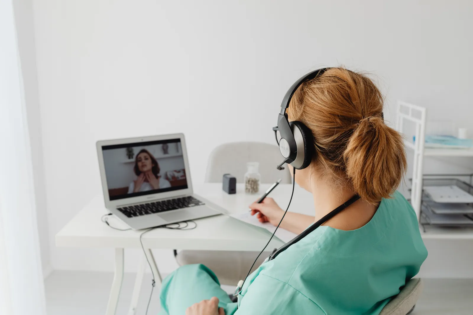 Profesional de salud en teleconsulta con un paciente